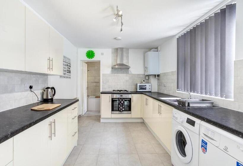 פנסיון Clen Holme House