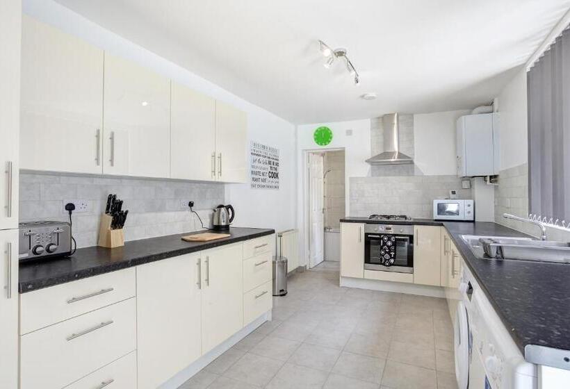 פנסיון Clen Holme House