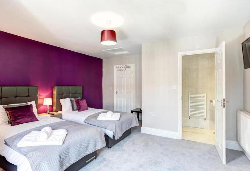 פנסיון Clen Holme House