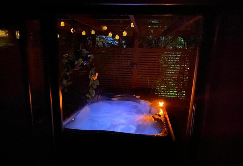 Пансион Dinsdale Oasis And Private Spa Pool