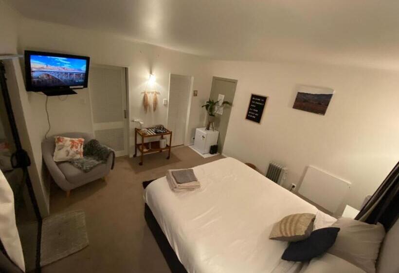 Пансион Dinsdale Oasis And Private Spa Pool