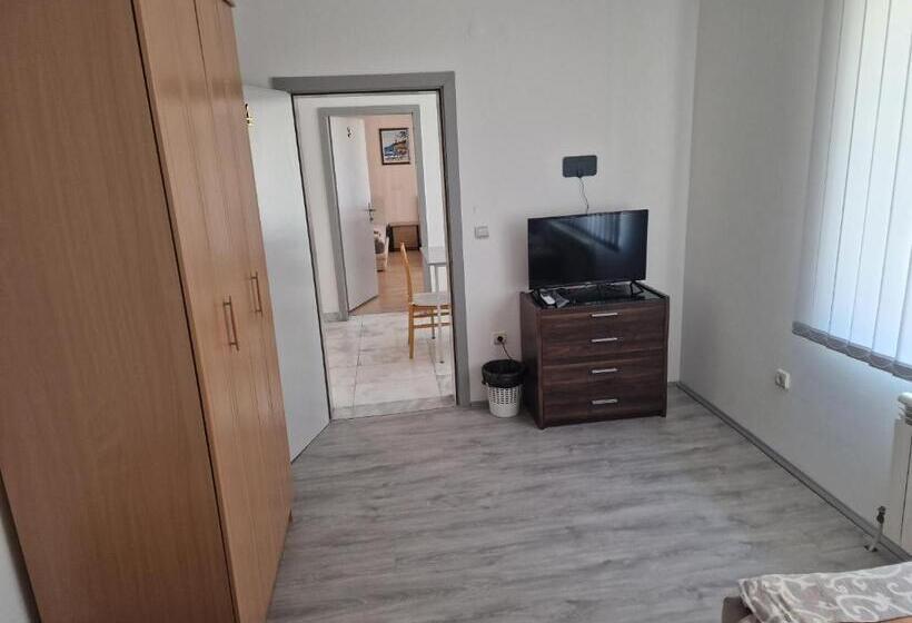 پانسیون Saradis