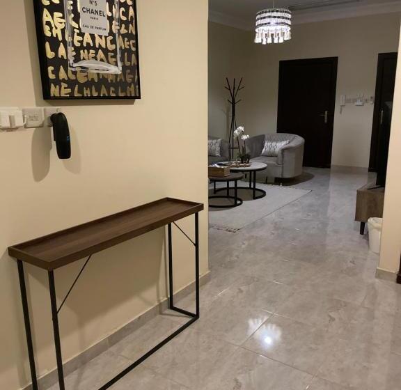 شقة فندقية ثلاث غرف نوم وغرفة معيشة ومطبخ ومدخل خاص