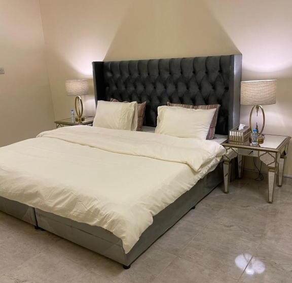 شقة فندقية ثلاث غرف نوم وغرفة معيشة ومطبخ ومدخل خاص