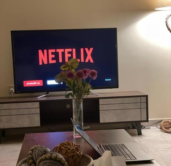 شقة فندقية ثلاث غرف نوم وغرفة معيشة ومطبخ ومدخل خاص