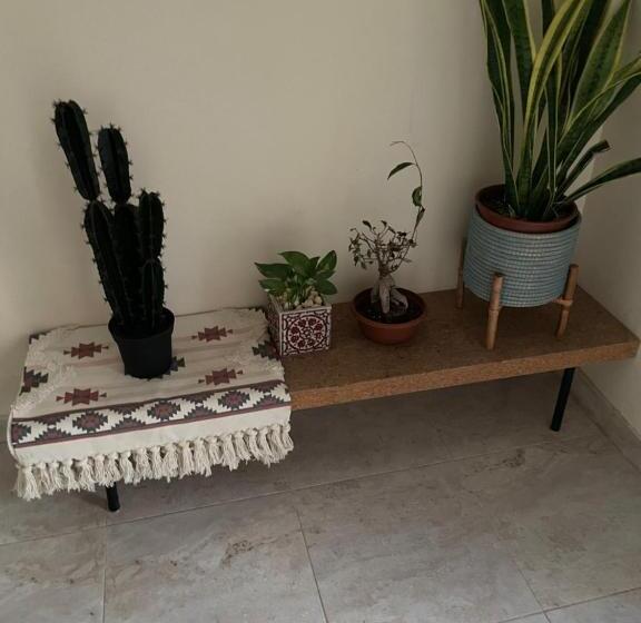 شقة فندقية ثلاث غرف نوم وغرفة معيشة ومطبخ ومدخل خاص