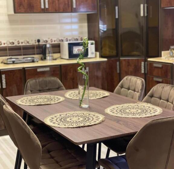 شقة فندقية ثلاث غرف نوم وغرفة معيشة ومطبخ ومدخل خاص