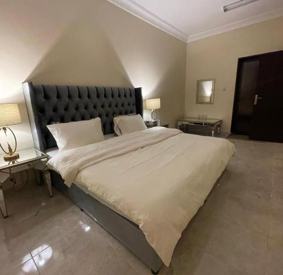 شقة فندقية ثلاث غرف نوم وغرفة معيشة ومطبخ ومدخل خاص