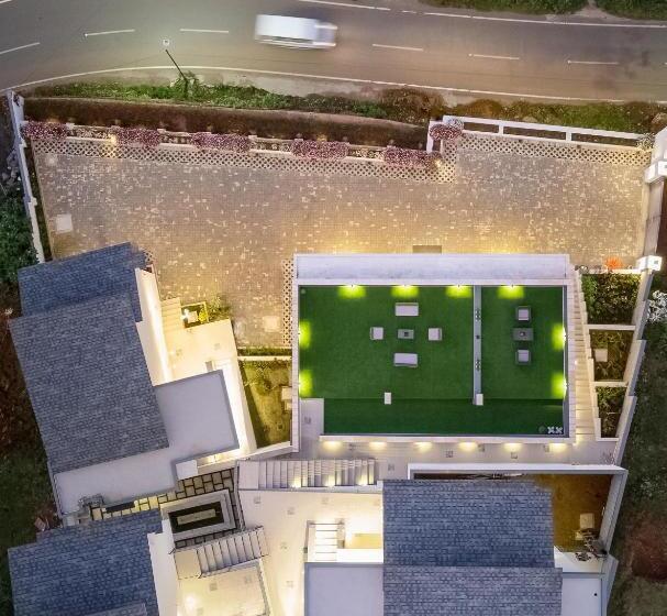 Bed and Breakfast Clouds Nest By Aanvis Inn