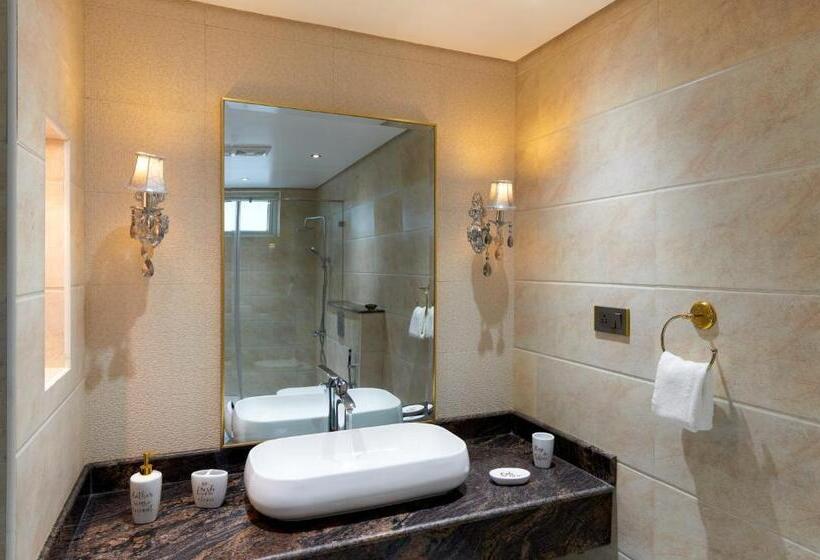 Bed and Breakfast Clouds Nest By Aanvis Inn