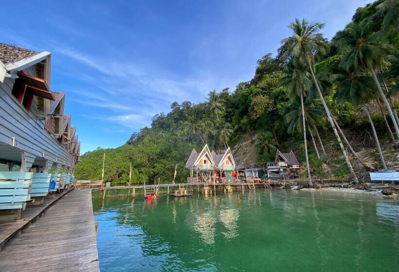 Fullo’s Seafront And Spring Resort