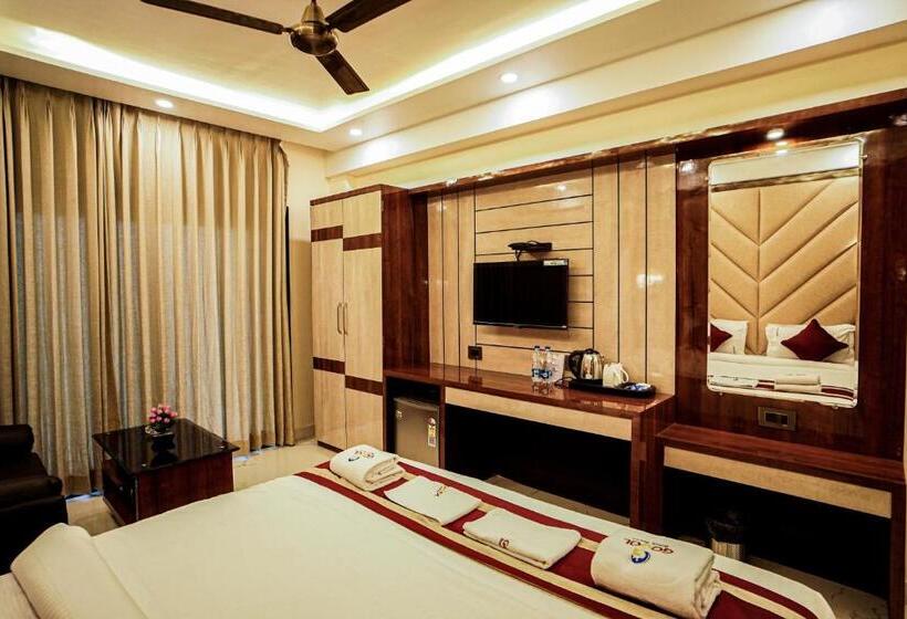 Gogol Beach Resort !! Luxury Room With Mesmerizing Sunset Views & Free Parking !!