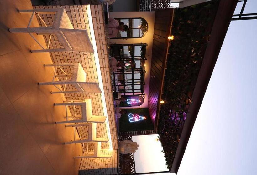 هتل Crown Ceremonies