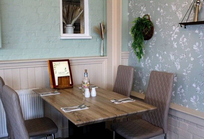 Отель Dog And Partridge Inn