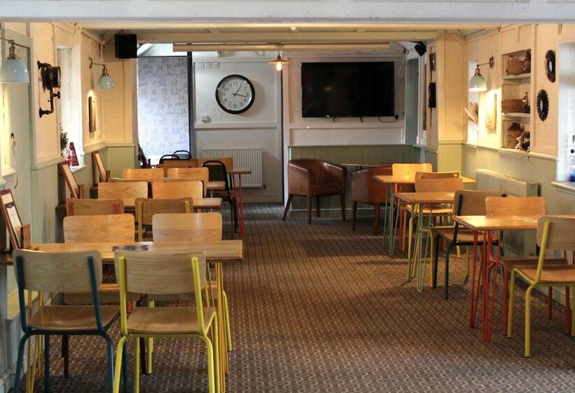 Отель Dog And Partridge Inn