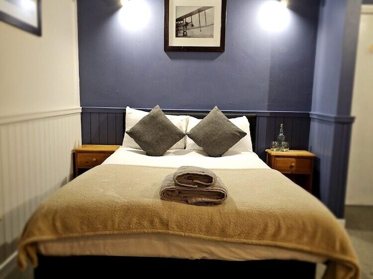 Отель Dog And Partridge Inn