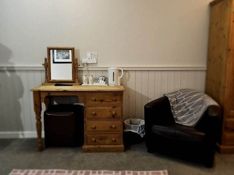 Отель Dog And Partridge Inn