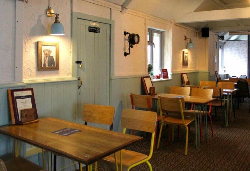 Отель Dog And Partridge Inn