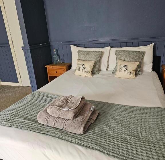 Отель Dog And Partridge Inn