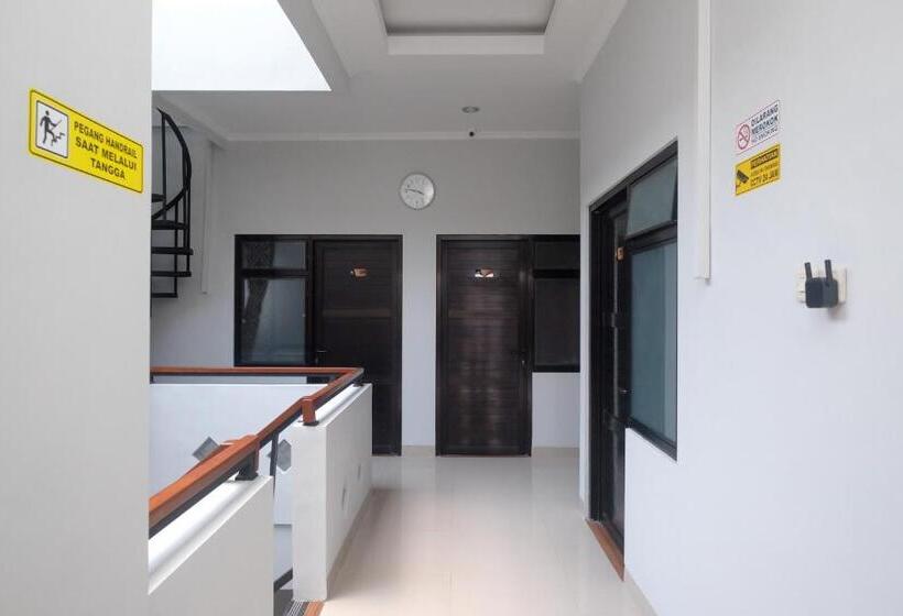 ホテル Dr Living Syariah Solo Mitra Reddoorz