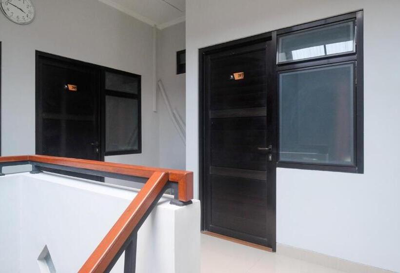 ホテル Dr Living Syariah Solo Mitra Reddoorz