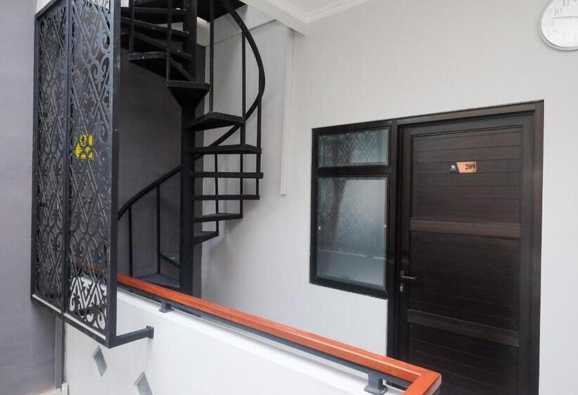 ホテル Dr Living Syariah Solo Mitra Reddoorz