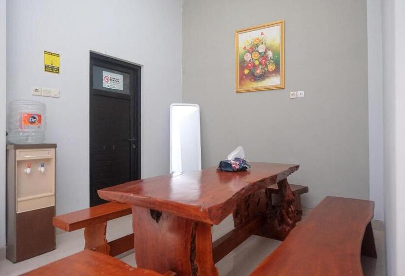 ホテル Dr Living Syariah Solo Mitra Reddoorz