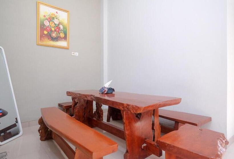 ホテル Dr Living Syariah Solo Mitra Reddoorz