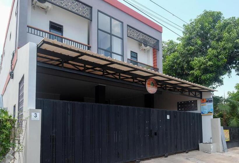 ホテル Dr Living Syariah Solo Mitra Reddoorz