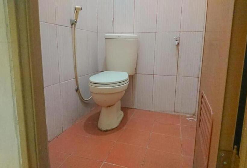 בית מלון כפרי Oyo 93117 Penginapan Tiga Dara