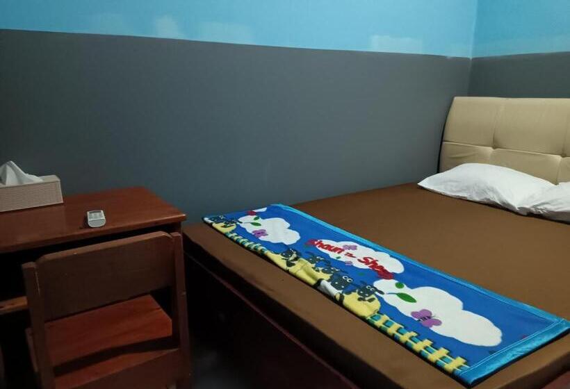 בית מלון כפרי Oyo 93117 Penginapan Tiga Dara