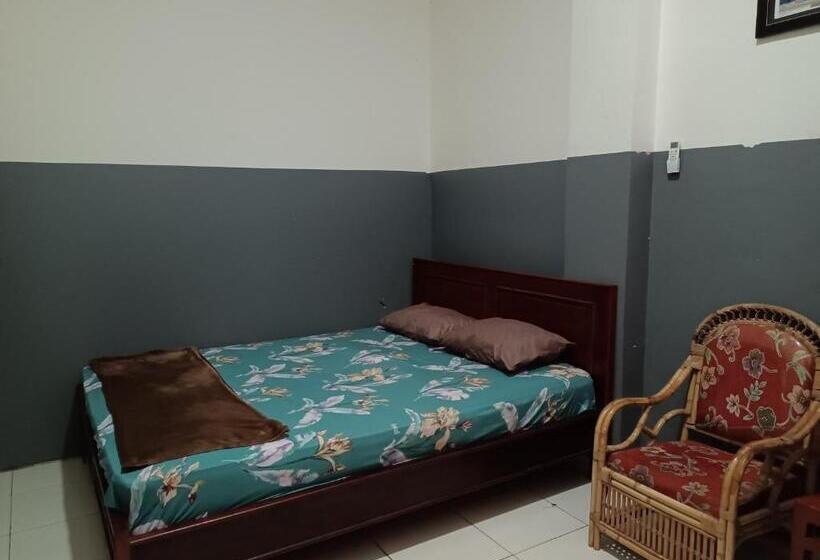 בית מלון כפרי Oyo 93117 Penginapan Tiga Dara