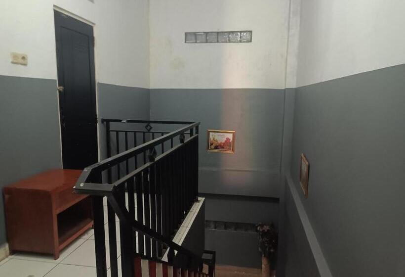 בית מלון כפרי Oyo 93117 Penginapan Tiga Dara