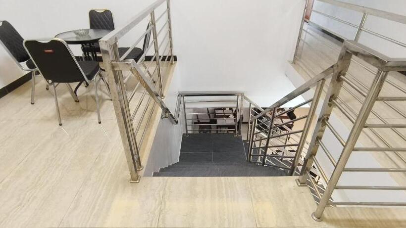 Отель Oyo 93123 Wisma Hamalau Syariah