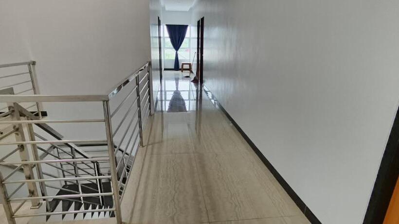 Отель Oyo 93123 Wisma Hamalau Syariah