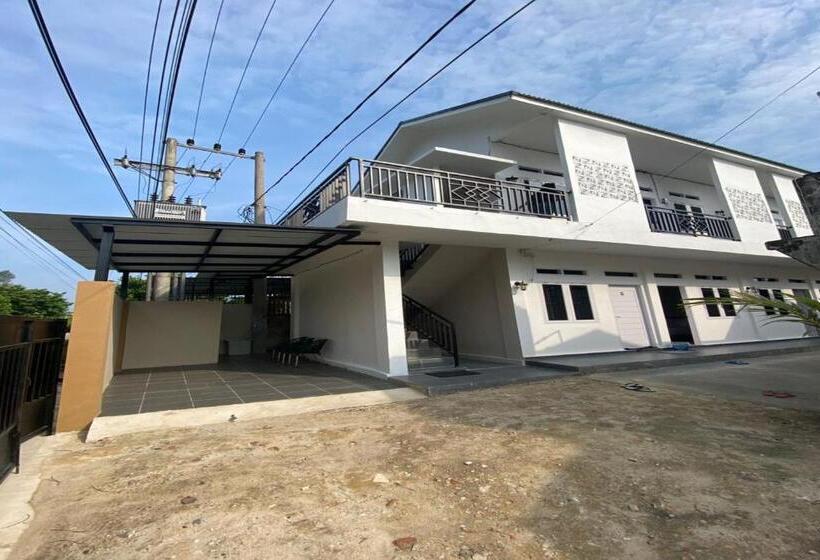 Отель Oyo 93126 Nrc White House