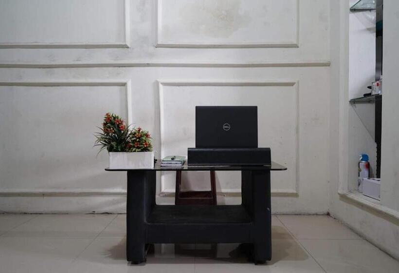 Отель Oyo 93126 Nrc White House