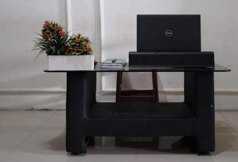 Отель Oyo 93126 Nrc White House