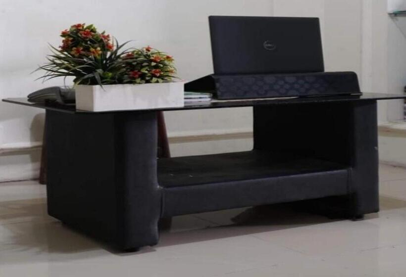 Отель Oyo 93126 Nrc White House