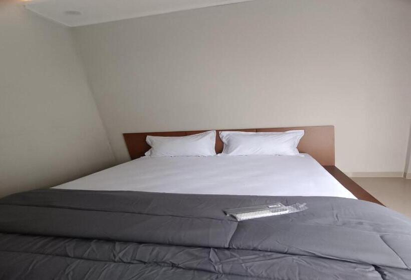 Отель Oyo 93126 Nrc White House