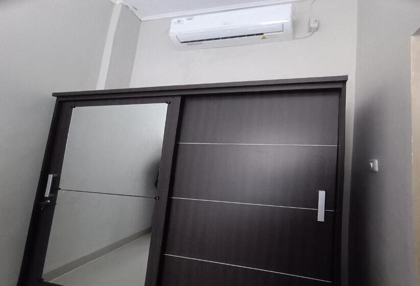 Отель Oyo 93126 Nrc White House