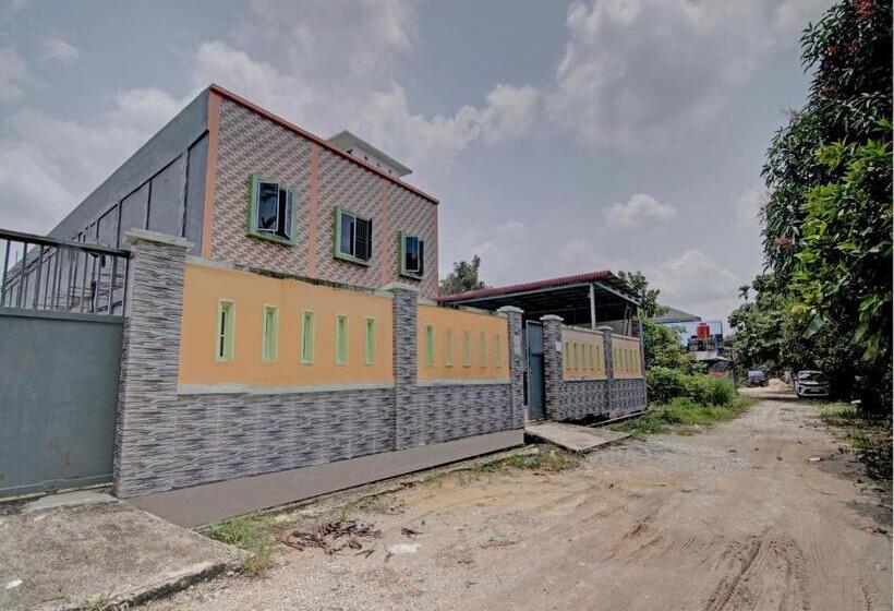 호텔 Oyo 93127 Penginapan Budhe Sri