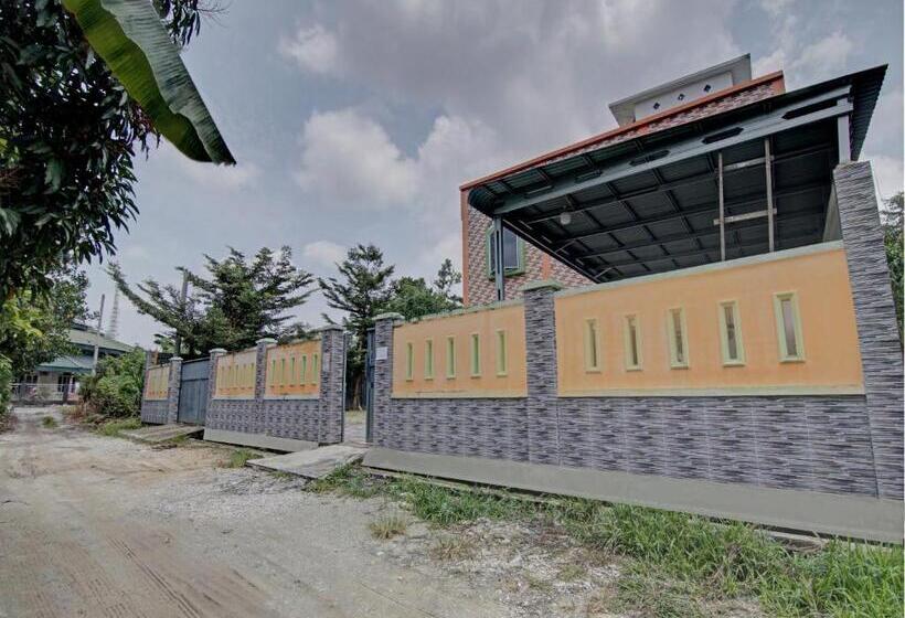 호텔 Oyo 93127 Penginapan Budhe Sri