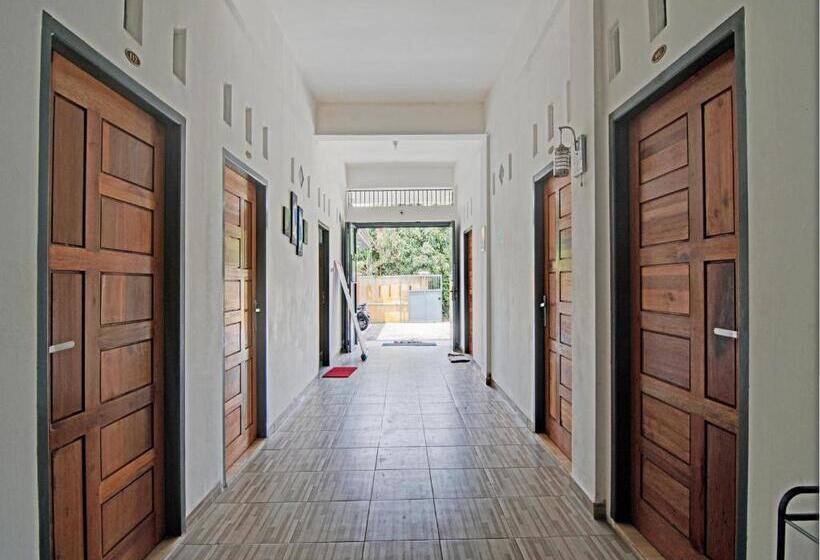 호텔 Oyo 93127 Penginapan Budhe Sri