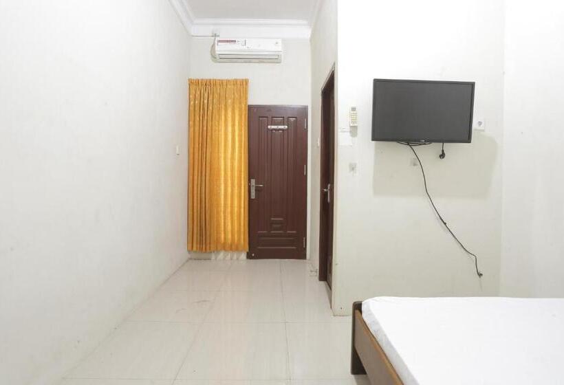 호텔 Oyo 93127 Penginapan Budhe Sri