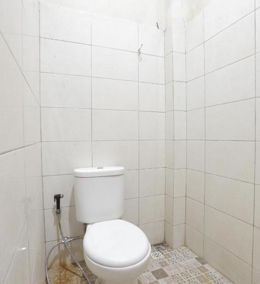 호텔 Oyo 93127 Penginapan Budhe Sri