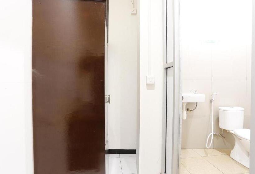 호텔 Oyo 93127 Penginapan Budhe Sri