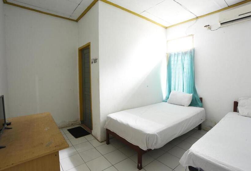 호텔 Oyo 93127 Penginapan Budhe Sri