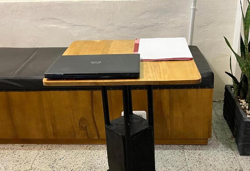 호텔 Oyo 93137 Kost Maharaja