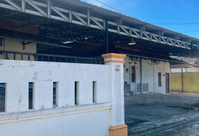 فندق Oyo 93178 Homestay Pakmuklis Syariah